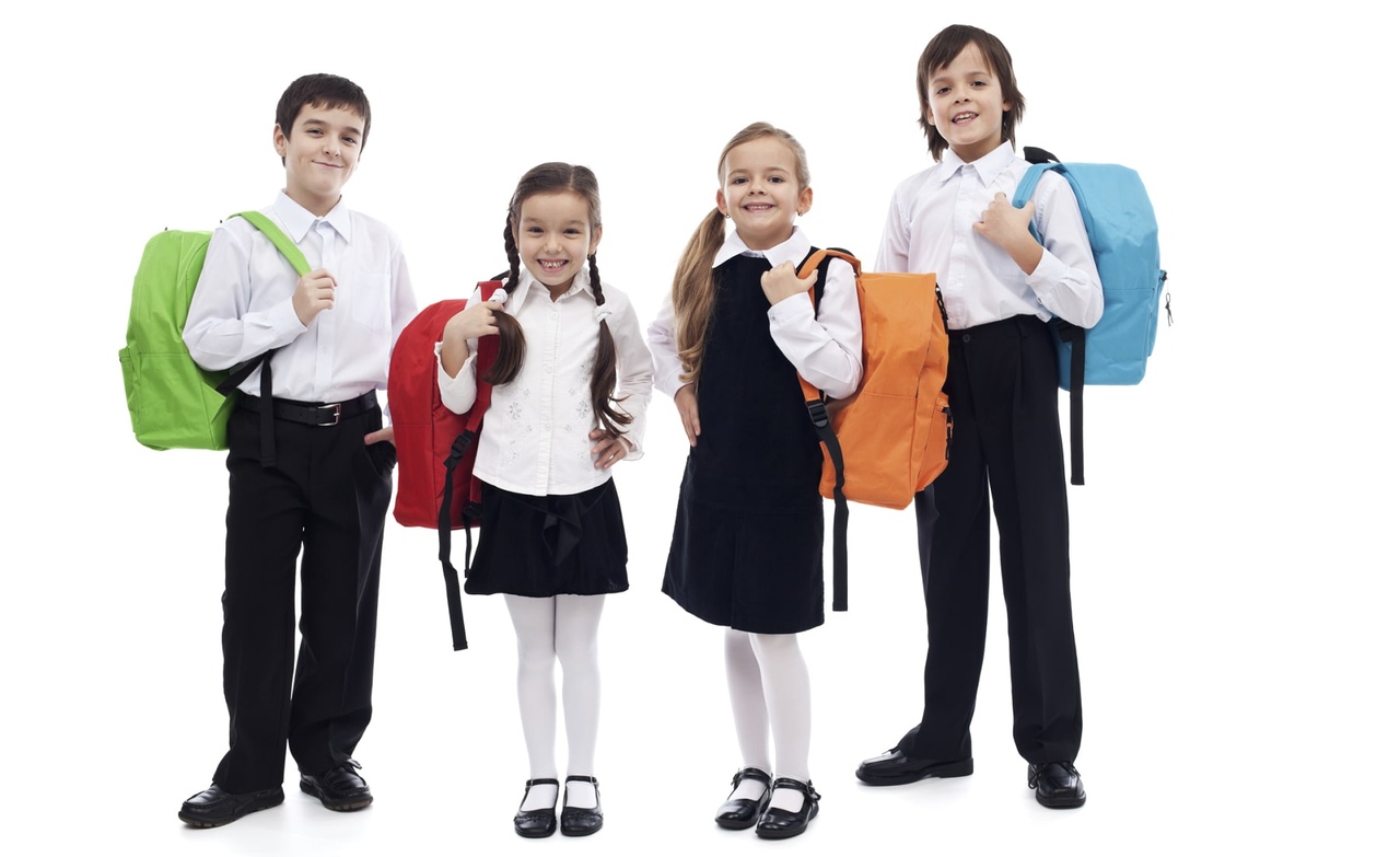 Дети в школьной форме с рюкзаками